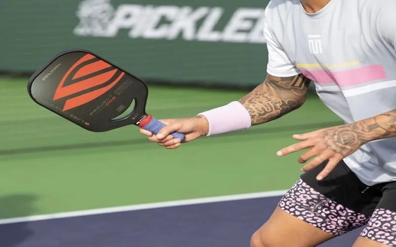 Hướng dẫn cách cầm vợt pickleball đúng cách cho người mới