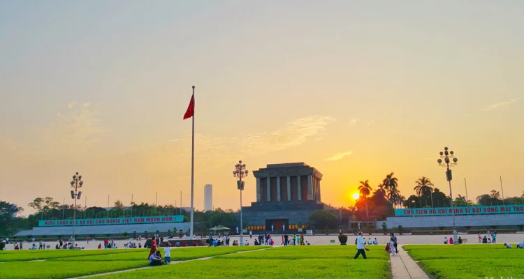 Lăng Bác Hồ mở cửa ngày nào? Thông tin tham quan cần biết