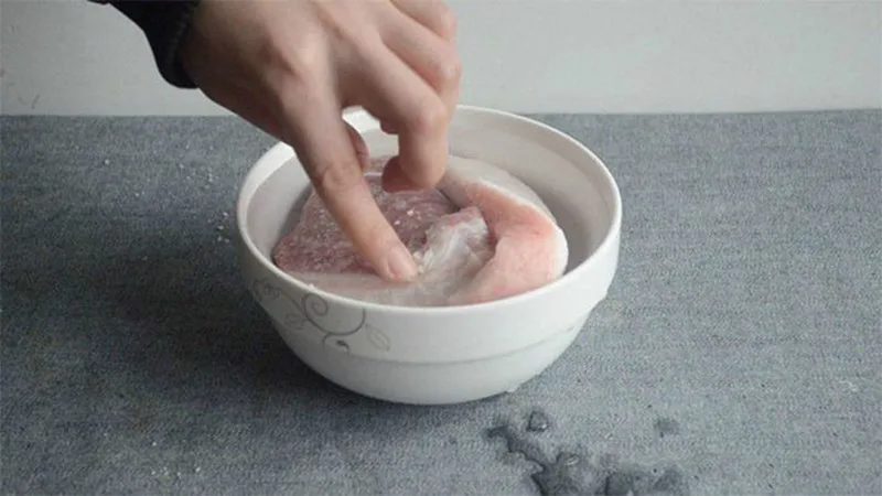 Rã đông bằng muối, đường hoặc giấm không được khuyến khích vì có thể làm thay đổi vị và khả năng giữ nước