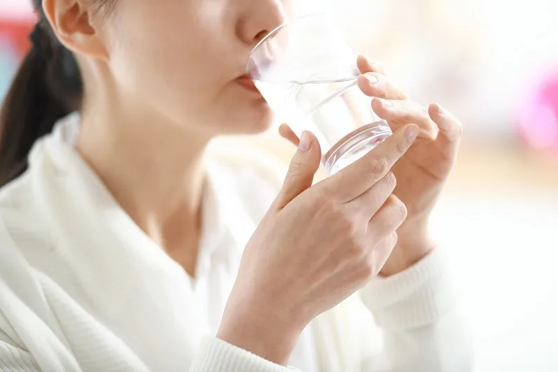 Nhấp nước lạnh chậm rãi là cách trị nấc cụt đơn giản mà người trưởng thành khỏe mạnh có thể thử