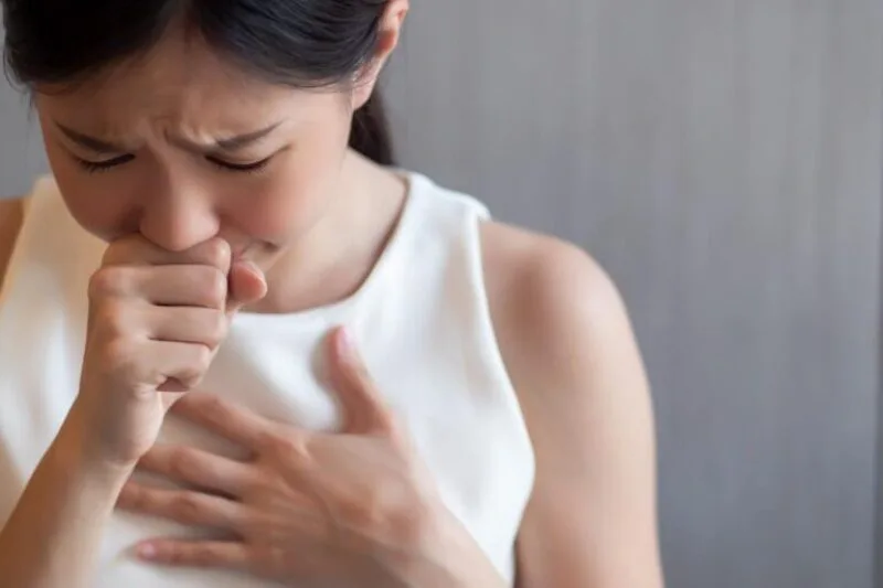 Không nên dùng những mẹo gây sợ hãi, ép cổ hoặc khiến người bị nấc có nguy cơ sặc và chấn thương