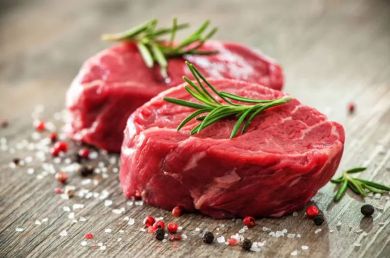 Thịt bò cung cấp protein, sắt, kẽm và nhiều dưỡng chất có thể hỗ trợ tạo máu, duy trì cơ bắp và phục hồi mô sau sinh mổ