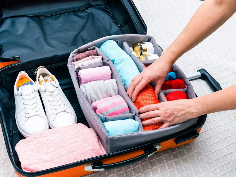 Cuộn trang phục mềm và chia đồ theo túi giúp tối ưu diện tích khi chuẩn bị hành lý đi xa
