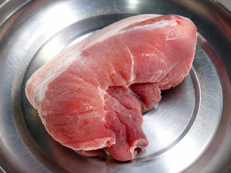Thịt heo nên được rã đông trong ngăn mát, nước lạnh hoặc lò vi sóng thay vì để trên bàn bếp