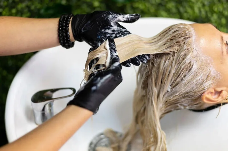Kéo dài thời gian giữa các lần tẩy, nhuộm hoặc uốn giúp tóc có cơ hội phục hồi