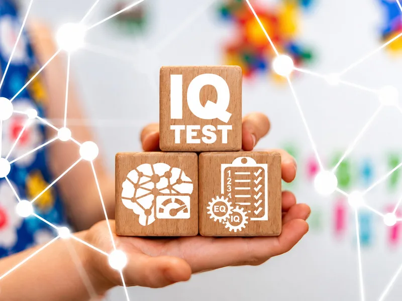 Chỉ số IQ được xác định bằng bài kiểm tra chuẩn hóa phù hợp với độ tuổi và mục đích đánh giá