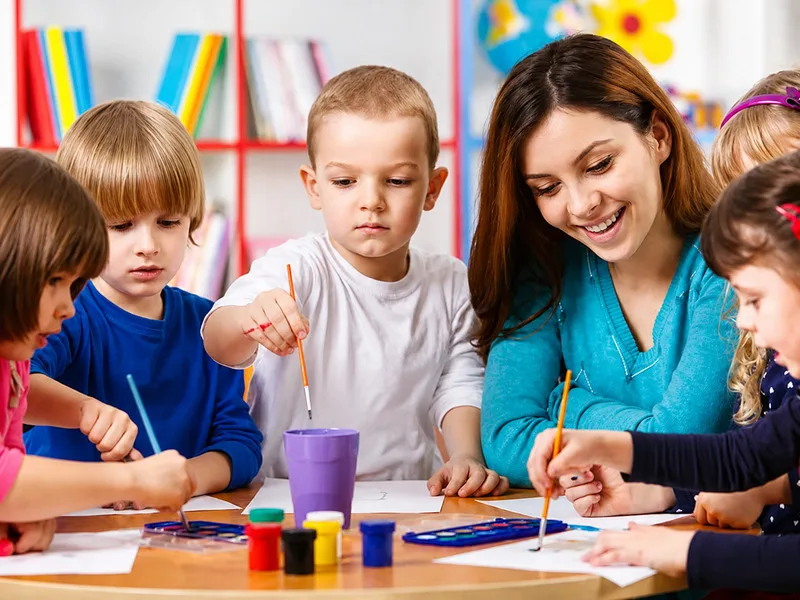 Người học Giáo dục Mầm non cần yêu trẻ, kiên nhẫn, giao tiếp tốt và có khả năng tổ chức hoạt động.