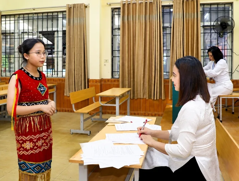 Bài thi năng khiếu mầm non thường đánh giá giọng nói, khả năng biểu cảm, hát và kể chuyện.