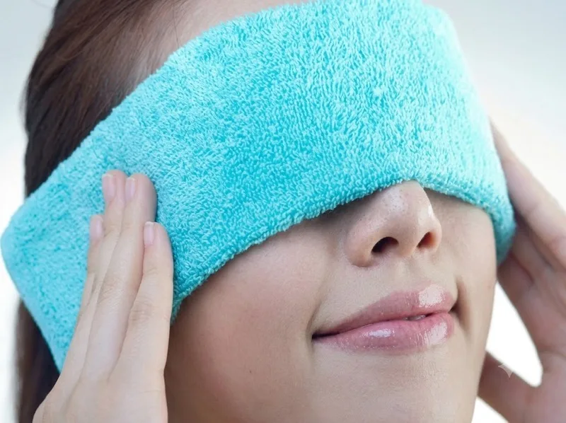 Sử dụng khăn sạch ấm đặt nhẹ lên mắt trong thời gian phù hợp giúp giảm cảm giác khó chịu do lẹo gây ra.