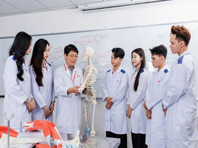 Ngành khối B đa dạng từ y dược, sinh học đến môi trường và nông nghiệp.