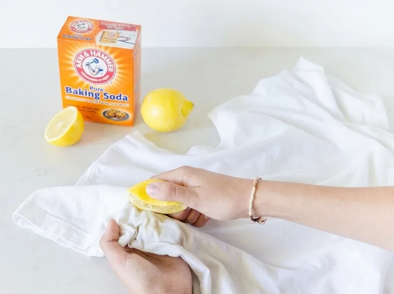 Một số nguyên liệu quen thuộc như chanh, giấm và baking soda có thể hỗ trợ xử lý vết bẩn nhẹ trên quần áo trắng.