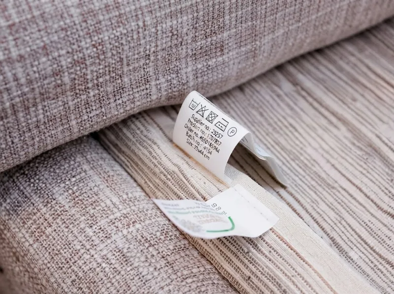 Kiểm tra nhãn chăm sóc giúp xác định phương pháp vệ sinh sofa vải phù hợp, tránh làm hỏng chất liệu.