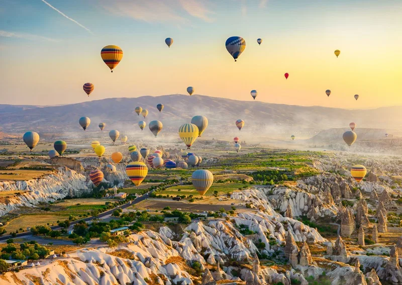 Cấu trúc địa chất độc đáo của các "ống khói cổ tích" tại cao nguyên Anatolia.