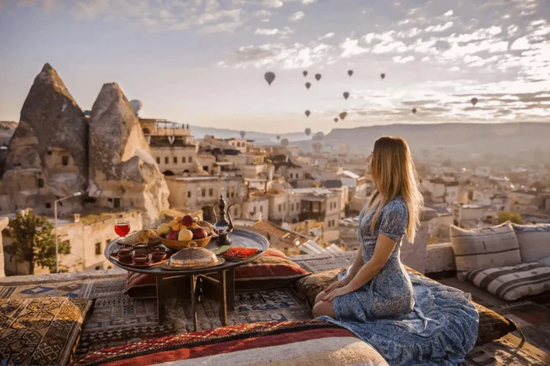 Góc nhìn toàn cảnh thị trấn Göreme mộng mơ từ trên cao vào buổi sớm.