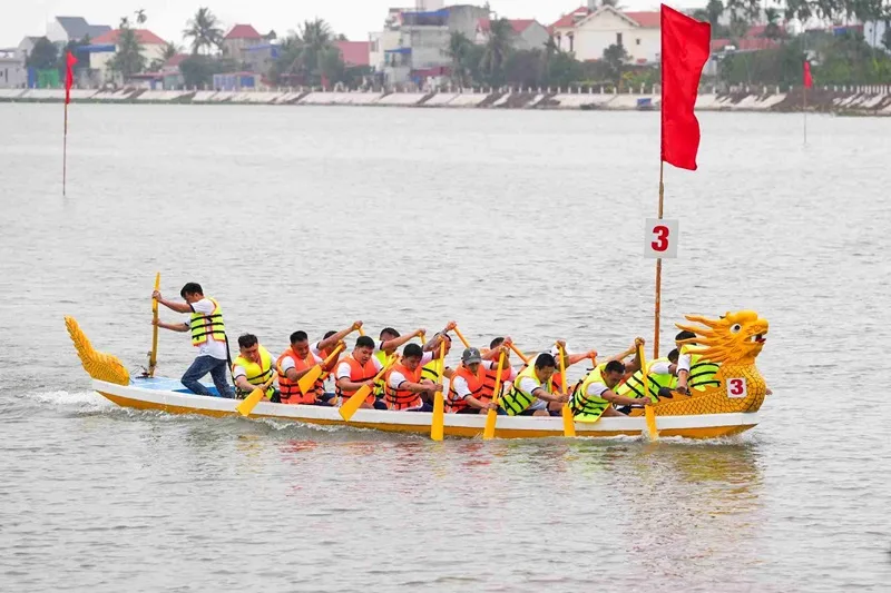 Hoạt động chèo thuyền giúp cải thiện sức bền, xây dựng cơ bắp và giải tỏa căng thẳng hiệu quả.